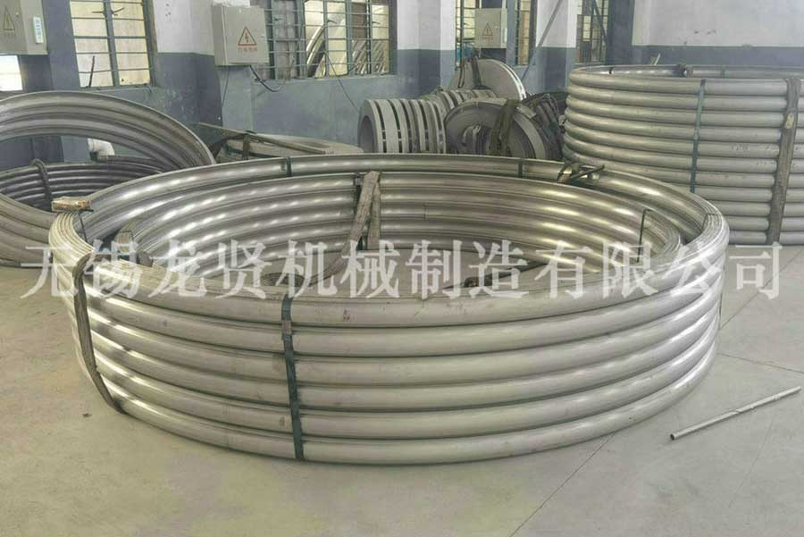 高速公路上的半圓管！